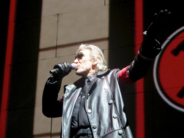 33 Roger Waters The Wall Sydney 2012-02-14.jpg